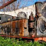 Bench� preservi il suo antiquato fascino, il veicolo sembra quasi dimenticato pi� che orgogliosamente esposto. La vegetazione ha coperto le ruote e sulla carrozzeria il rosso della ruggine va invadendo il nero originale ormai sbiadito